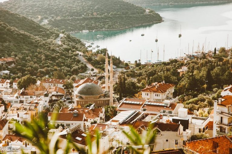 Yakarca (tatarcık) sineklerinin yoğun olarak yaşadığı, Akdeniz iklimine sahip, yeşillikler içinde ve denize kıyısı olan tipik bir tatil kasabası manzarası.
